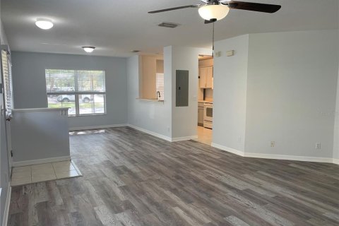 Townhouse in Valrico, Florida 3 bedrooms, 130.81 sq.m. № 2393924 - photo 3