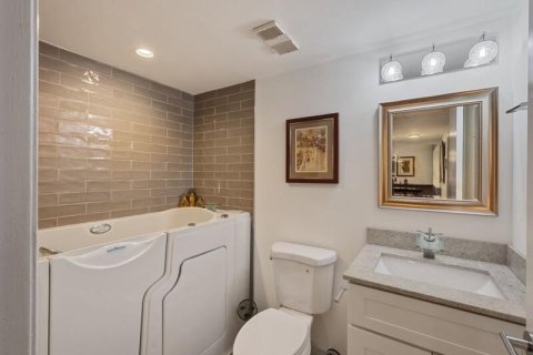 Condo in Tamarac, Florida, 2 bedrooms  № 2363005 - photo 8
