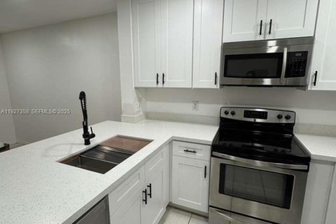 Townhouse in Miramar, Florida 2 bedrooms, 107.12 sq.m. № 1987896 - photo 3