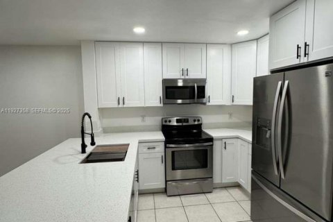 Townhouse in Miramar, Florida 2 bedrooms, 107.12 sq.m. № 1987896