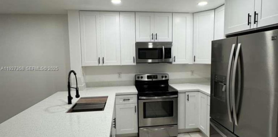 Townhouse in Miramar, Florida 2 bedrooms, 107.12 sq.m. № 1987896