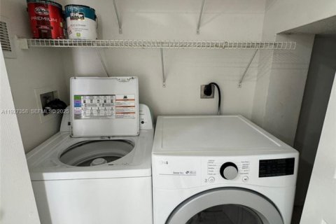 Townhouse in Miramar, Florida 2 bedrooms, 107.12 sq.m. № 1987896 - photo 13