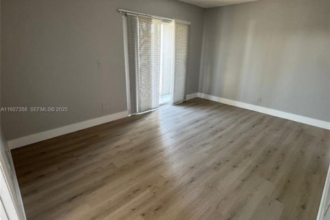 Townhouse in Miramar, Florida 2 bedrooms, 107.12 sq.m. № 1987896 - photo 5