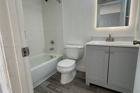 Townhouse in Miramar, Florida 2 bedrooms, 107.12 sq.m. № 1987896 - photo 8