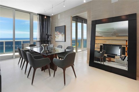 Condominio en venta en Sunny Isles Beach, Florida, 3 dormitorios, 257.15 m2 № 2076969 - foto 11