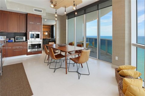 Condominio en venta en Sunny Isles Beach, Florida, 3 dormitorios, 257.15 m2 № 2076969 - foto 15
