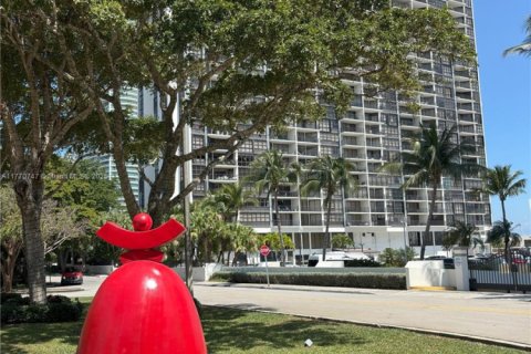 Condo in Miami, Florida, 1 bedroom  № 1868140 - photo 1