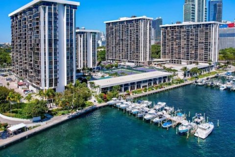 Condo in Miami, Florida, 1 bedroom  № 1868140 - photo 7