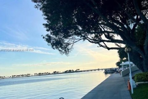 Condo in Miami, Florida, 1 bedroom  № 1868140 - photo 14