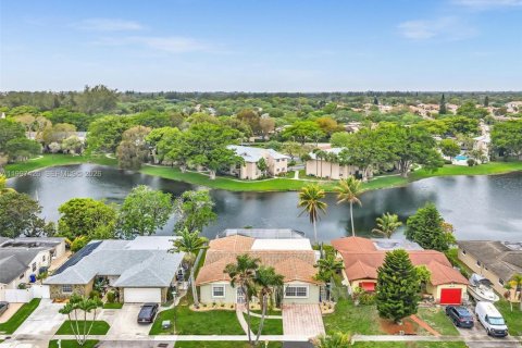 Casa en Pembroke Pines, Florida 4 dormitorios, 250.46 m2 № 2260731