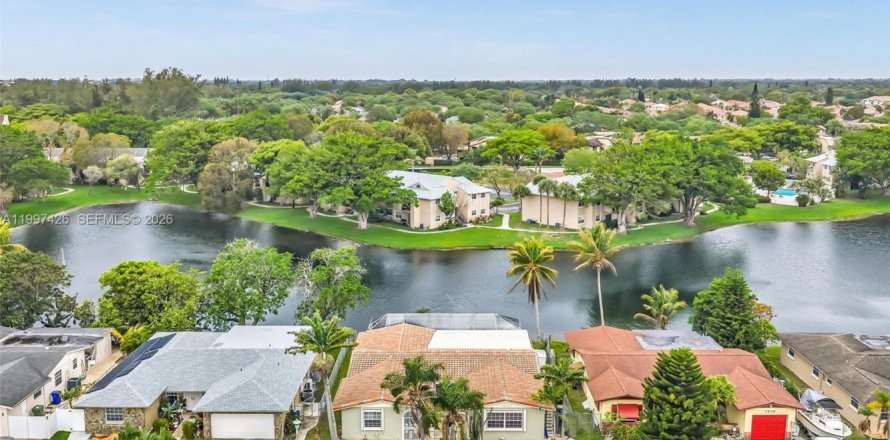 Casa en Pembroke Pines, Florida 4 dormitorios, 250.46 m2 № 2260731