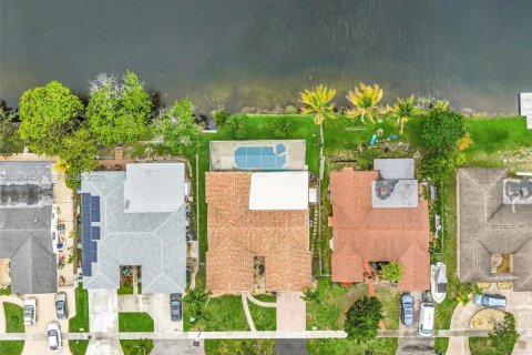 Casa en venta en Pembroke Pines, Florida, 4 dormitorios, 250.46 m2 № 2260731 - foto 3