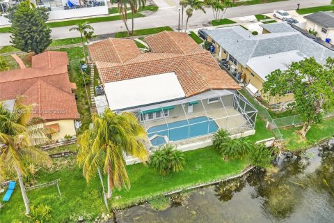 Casa en venta en Pembroke Pines, Florida, 4 dormitorios, 250.46 m2 № 2260731 - foto 2