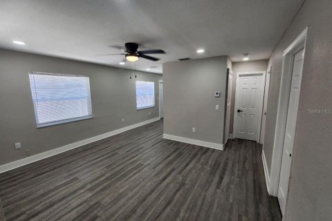 Commercial property in Bradenton, Florida 6 bedrooms, 189.15 sq.m. № 2304320 - photo 29