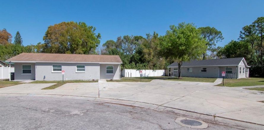Commercial property in Bradenton, Florida 6 bedrooms, 189.15 sq.m. № 2304320