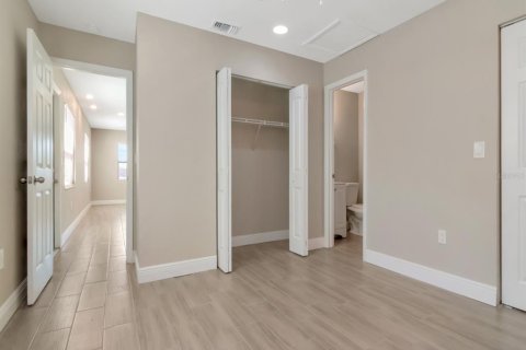 Commercial property in Bradenton, Florida 6 bedrooms, 189.15 sq.m. № 2304320 - photo 12
