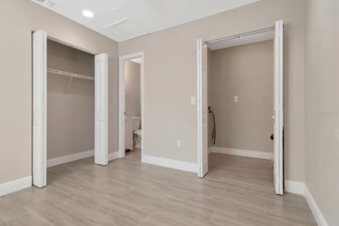 Commercial property in Bradenton, Florida 6 bedrooms, 189.15 sq.m. № 2304320 - photo 13