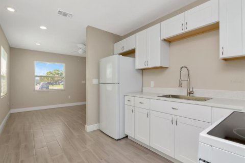 Commercial property in Bradenton, Florida 6 bedrooms, 189.15 sq.m. № 2304320 - photo 4