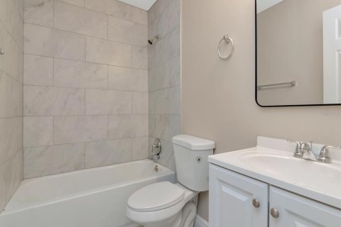Commercial property in Bradenton, Florida 6 bedrooms, 189.15 sq.m. № 2304320 - photo 20