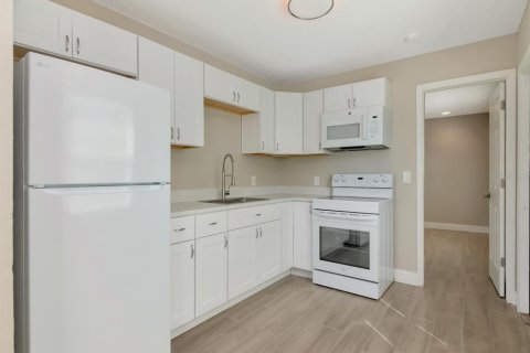 Commercial property in Bradenton, Florida 6 bedrooms, 189.15 sq.m. № 2304320 - photo 2