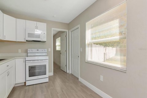 Commercial property in Bradenton, Florida 6 bedrooms, 189.15 sq.m. № 2304320 - photo 5