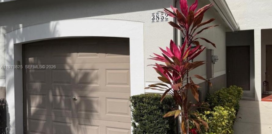 Townhouse in Weston, Florida 2 bedrooms, 105.07 sq.m. № 2040074