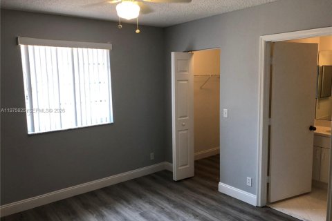 Townhouse in Weston, Florida 2 bedrooms, 105.07 sq.m. № 2040074 - photo 11