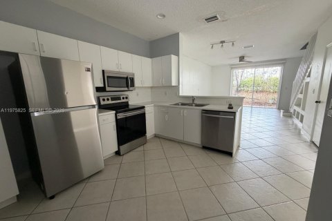 Townhouse in Weston, Florida 2 bedrooms, 105.07 sq.m. № 2040074 - photo 3