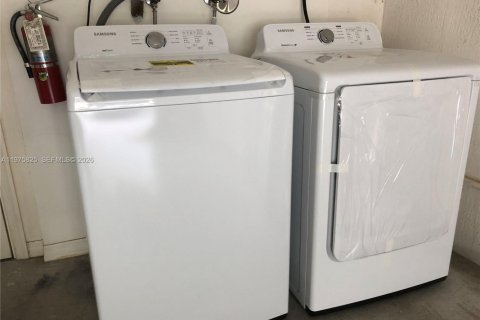 Townhouse in Weston, Florida 2 bedrooms, 105.07 sq.m. № 2040074 - photo 13