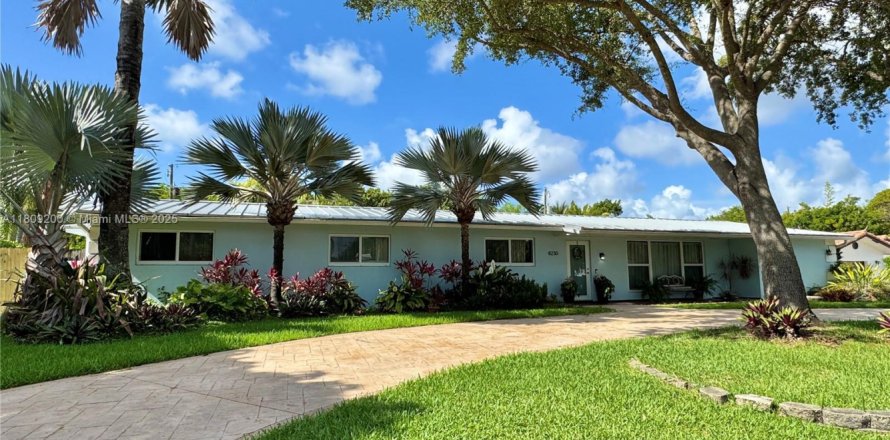 House in Palmetto Bay, Florida 6 bedrooms, 323.76 sq.m. № 1774374