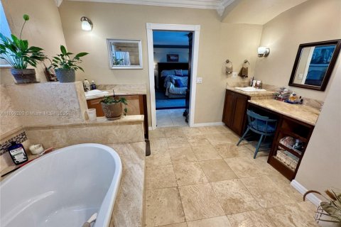 House in Palmetto Bay, Florida 6 bedrooms, 323.76 sq.m. № 1774374 - photo 10