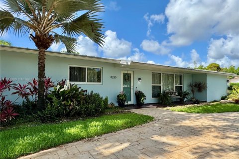 House in Palmetto Bay, Florida 6 bedrooms, 323.76 sq.m. № 1774374 - photo 2
