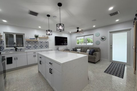 House in Key Largo, Florida 2 bedrooms № 1966158 - photo 2