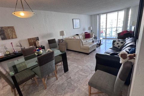 Condominio en venta en Sunny Isles Beach, Florida, 2 dormitorios, 141.68 m2 № 2076845 - foto 16