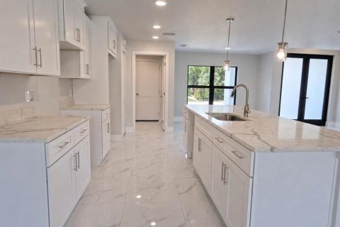 House in Lehigh Acres, Florida 3 bedrooms, 186.92 sq.m. № 2235528 - photo 11