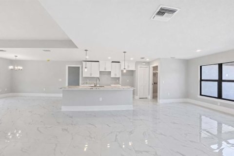 House in Lehigh Acres, Florida 3 bedrooms, 186.92 sq.m. № 2235528 - photo 7