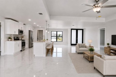 House in Lehigh Acres, Florida 3 bedrooms, 186.92 sq.m. № 2235528 - photo 14