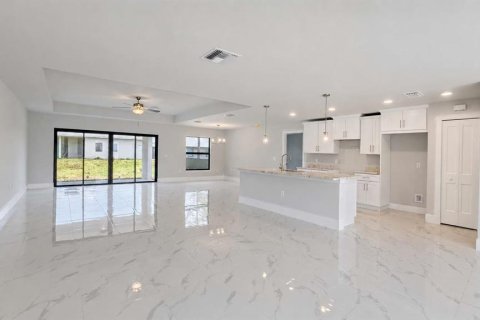 House in Lehigh Acres, Florida 3 bedrooms, 186.92 sq.m. № 2235528 - photo 5