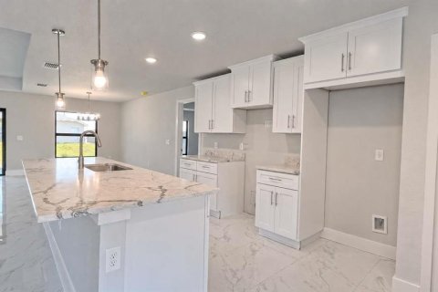 House in Lehigh Acres, Florida 3 bedrooms, 186.92 sq.m. № 2235528 - photo 9