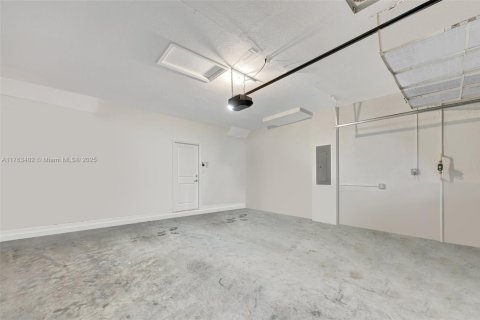 House in Miami, Florida 4 bedrooms, 205.59 sq.m. № 1696849 - photo 25