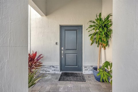 House in Miami, Florida 4 bedrooms, 205.59 sq.m. № 1696849 - photo 9