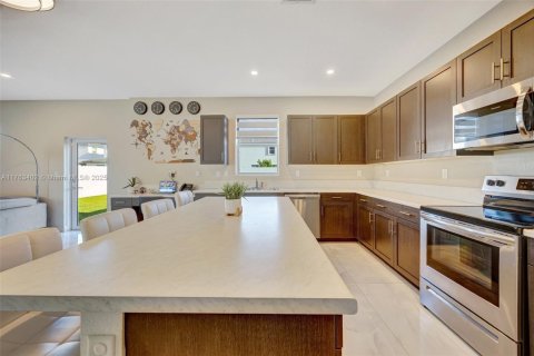 House in Miami, Florida 4 bedrooms, 205.59 sq.m. № 1696849 - photo 15