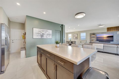 House in Miami, Florida 4 bedrooms, 205.59 sq.m. № 1696849 - photo 17