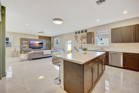 House in Miami, Florida 4 bedrooms, 205.59 sq.m. № 1696849 - photo 16