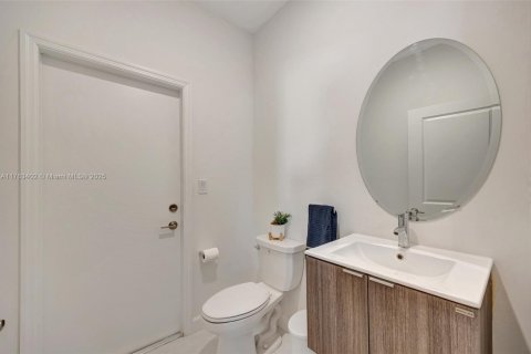 House in Miami, Florida 4 bedrooms, 205.59 sq.m. № 1696849 - photo 23