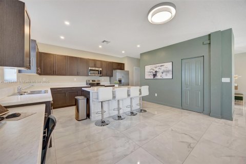 House in Miami, Florida 4 bedrooms, 205.59 sq.m. № 1696849 - photo 14