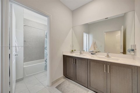 House in Miami, Florida 4 bedrooms, 205.59 sq.m. № 1696849 - photo 29