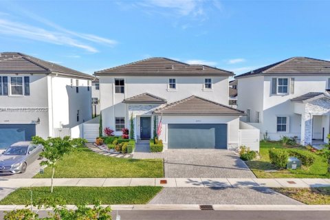 House in Miami, Florida 4 bedrooms, 205.59 sq.m. № 1696849 - photo 2