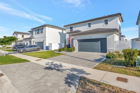 House in Miami, Florida 4 bedrooms, 205.59 sq.m. № 1696849 - photo 5