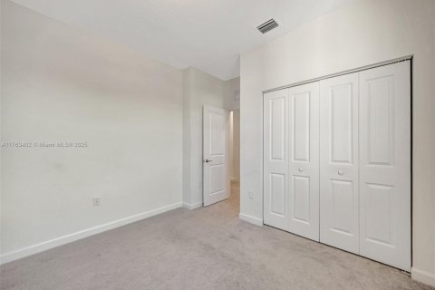 House in Miami, Florida 4 bedrooms, 205.59 sq.m. № 1696849 - photo 28